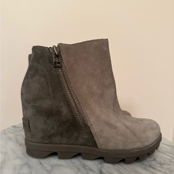 Sorel Joan Of Artic Wedge ll Zip Ankle Boots Women’s Size 6 Sage Suede - Picture 2 of 9